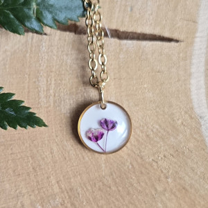 Złota zawieszka złoty wisiorek kwiat naszyjnik żywica z żywicy suszone kwiaty z kwiatami żywicy kwiaty żywica różowy kwiat gipsówka gipsówki różowa