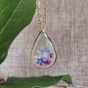 Złota zawieszka złoty wisiorek kwiat naszyjnik żywica z żywicy kwiaty łezka łza niezapominajka niezapominajki