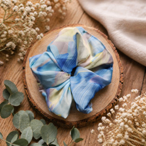 Gumka satynowa z miękkiej satyny we wzory malowane kwiaty malarskie graficzne baby blue bananowy