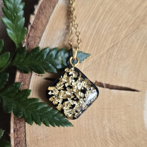 Zawieszka z płatkami złota