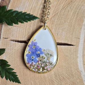 Złota zawieszka złoty wisiorek kwiat naszyjnik żywica z żywicy kwiaty łezka łza niezapominajka niezapominajki