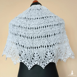 Biała pelerynka, klasyczny dodatek do komunijnego stroju