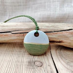 Minimalistyczny wisiorek z betonu kreatywnego – zielona harmonia