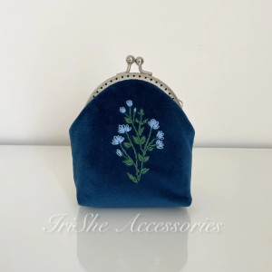 Portmonetka damska welurowa “Kwiat lnu” haftowana ręcznie