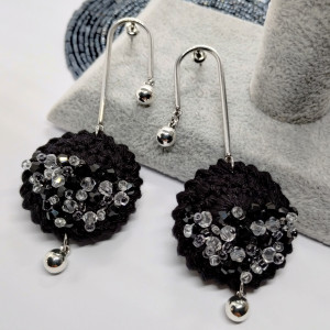 Kolczyki szydełkowe czarne z koralikami i kulkami