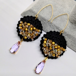 Kolczyki czarne szydełkowe z fioletowymi kryształkami - bigle rybki