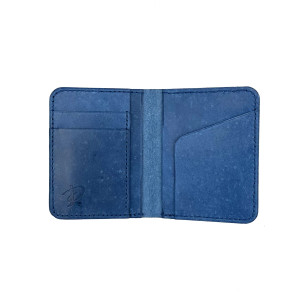 Niebieski portfel ręcznie uszyty ze skóry garbowanej roślinnie.