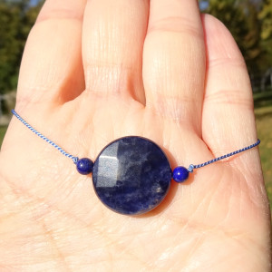 Bransoletka regulowana na nici jedwabnej Sodalit Rękodzieło kamienie