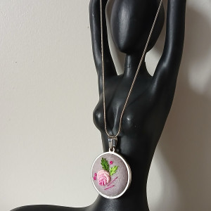 Ręcznie haftowany wisior  DLA GRAŻYNY