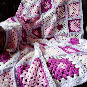 Koc narzuta z kwadratów, w fioletach