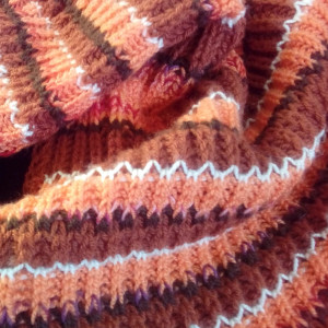 Kocyk na drutach, w kolorach jesieni