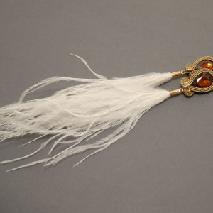 brązowo-białe kolczyki lub klipsy sutasz z piórami