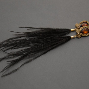 brązowo-czarne kolczyki lub klipsy sutasz z piórami