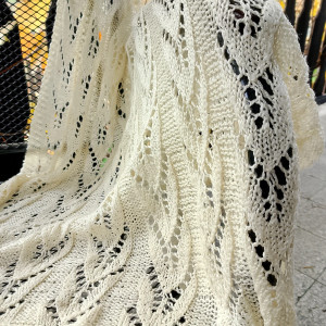 Ażurowy kocyk na drutach