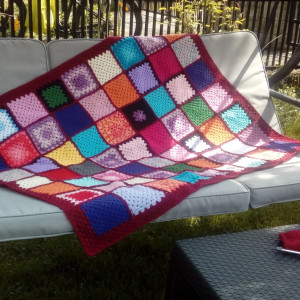 Kolorowa narzuta z kwadratów