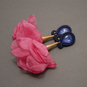 granatowo-fuksjowe kolczyki lub klipsy sutasz z kwiatkami