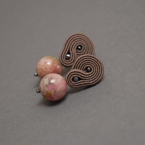 małe kolczyki sutasz z rodonitami