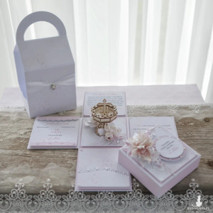 Kartka na chrzest święty dla dziewczynki z niespodzianką i życzeniami