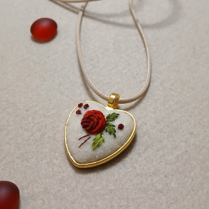 Ręcznie haftowany wisior  DLA LUKRECJI