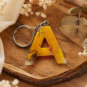 Brelok literka A multikolor z złotem płatki chabru lawenda