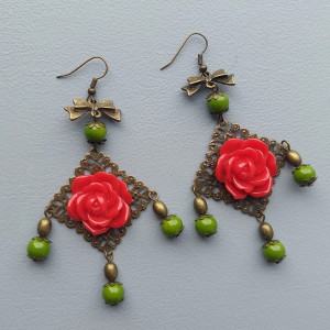 Długie kolczyki z czerwoną różą – elegancja w stylu vintage