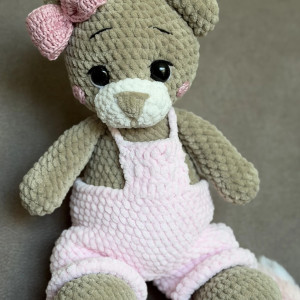 Miś Maja w różowych spodenkach.