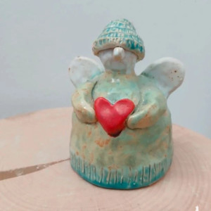 anioł z serduszkiem gliniana rzeźba aniołek ceramiczny