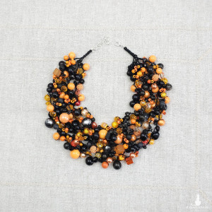 7054 „Bursztynowy Zmierzch” – Szydełkowy Naszyjnik Black & Orange