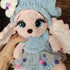 Maskotka króliczek na szydełku.