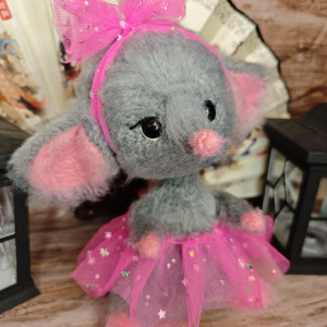 Maskotka puszysta myszka na szydełku.