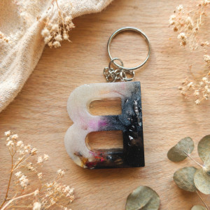 Brelok literka B z żywicy z płatkami kwiatów czernią i bielą