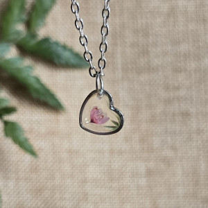 Srebrna zawieszka srebrny wisiorek kwiat naszyjnik żywica z żywicy kwiaty serce serduszko różowe gipsówka