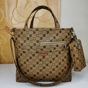 Torebka damska z kieszeniami na ramię brązowa