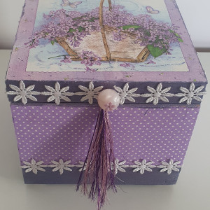 Drewniane fiołkowe pudełko