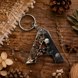 Brelok literka A czarna z kwiatami wrzosy kryształkami