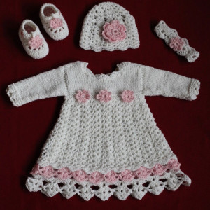 Biały komplet z różowymi kwiatkami