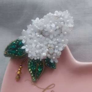 Wiosenna kwiatowa broszka biały BEZ