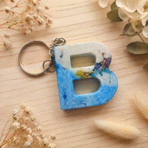 Brelok literka B morska z chabrem i kryształkami