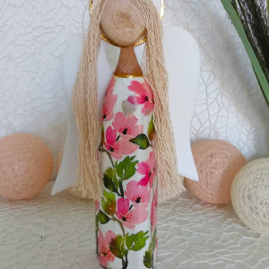 Romantyczny anioł w kwiecistej sukience