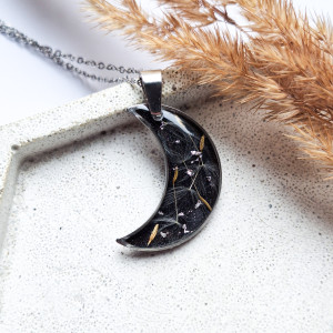 Wisiorek z żywicy księżyc z nasionami dmuchawca