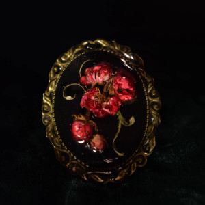 Vintage broszka z zatopionymi w żywicy kwiatami róży