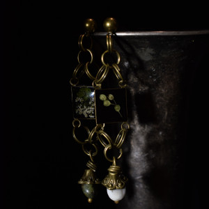 Asymetryczne kolczyki z kwiatem dzikiej marchewki i naturalnymi kamieniami