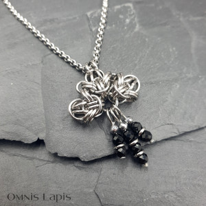 Misterny, tajemniczy wisiorek chainmaille - turmalin