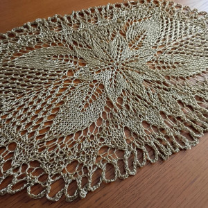 Bieżnik na drutach w kolorze starego złota