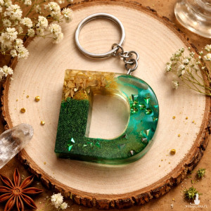 Brelok literka D zielona z brokatem i kwiatami