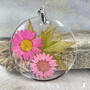 Rumianki na liściu klonu naszyjnik z żywicy maxi z605