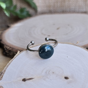 Duży pierścionek z zielonym oczkiem brokatowym żywica butelkowa zieleń