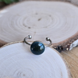 Duży pierścionek z zielonym oczkiem brokatowym żywica butelkowa zieleń