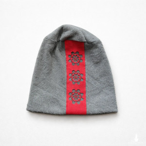 Czapka szara z czerwoną aplikacją
