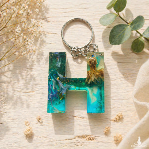 Brelok literka H niebieska z płatkami kwiatów chabrem